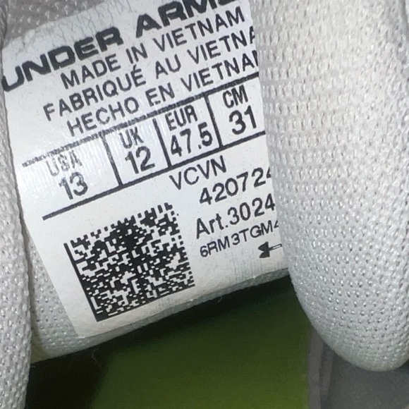 under armor- Gold and white football cleats - Picture 7 of 7